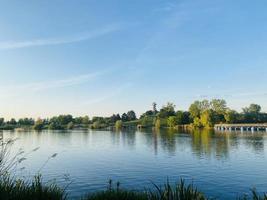 bela vista para o lago na cidade de freiburg, alemanha foto