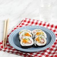 gimbap ou kimbap, arroz de rolo coreano com nori laver, sementes de gergelim e vários vegetais foto