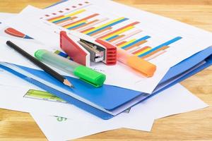 lápis, folha de papel, folha de gráfico, equipamento de escritório de conceito de caneta de destaque de cor foto