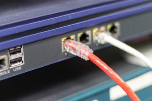 os cabos de rede para conectar a porta de um switch para conectar a rede de internet, tecnologia de comunicação de conceito foto