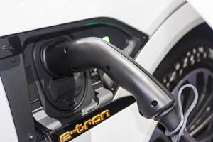 o carregamento da bateria para o carro novas inovações automotivas a fonte de alimentação conectada a um carro elétrico sendo carregado, conceito de inovação energética. foto