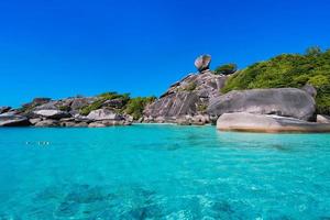 rocha de vela, mar turquesa claro e céu azul na ilha de koh similan na tailândia foto