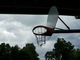 cesta de basquete com rede de corrente debaixo de uma ponte foto