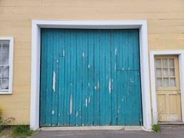 porta de garagem azul com pintura lascada e descascada