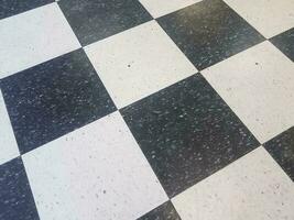 padrão de azulejos quadrados preto e branco no chão foto