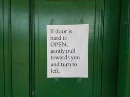 porta verde com instruções de como abrir foto