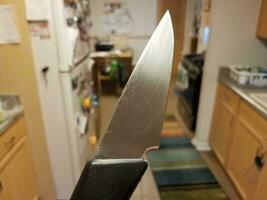 faca de metal afiada na cozinha perspectiva em primeira pessoa foto