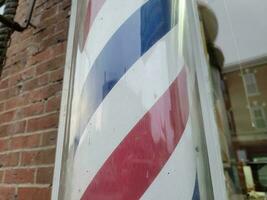 barbearia ou poste de barbeiro vermelho branco e azul foto