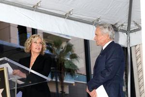 los angeles - 6 de novembro de jane fonda, michael douglas na cerimônia da estrela de michael douglas na calçada da fama de hollywood em 6 de novembro de 2018 em los angeles, ca foto