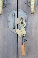 fechadura de latão antigo na porta de madeira foto