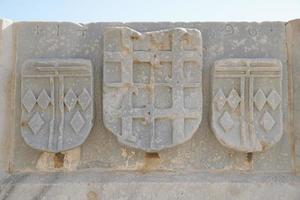 símbolos de cavaleiro no castelo de bodrum, cidade de bodrum, turquia foto
