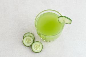 suco de pepino, um copo de suco de pepino fresco. suco prensado a frio foto