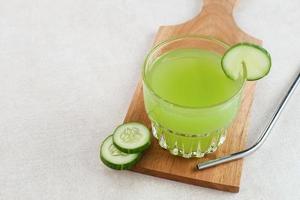 suco de pepino, um copo de suco de pepino fresco. suco prensado a frio foto