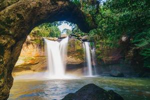 cachoeira haew suwat no parque nacional khao yai na tailândia foto