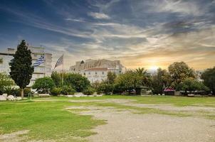 templo de zeus olímpico e colina da acrópole, atenas, grécia foto