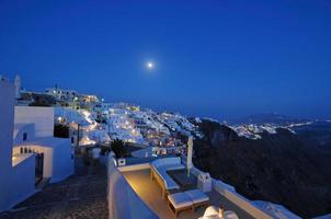 vila de imerovigli à noite, santorini, grécia foto