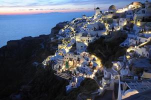 oia caldeira à noite, santorini, grécia foto