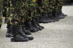 soldados em pé em uma fila em um desfile militar foto