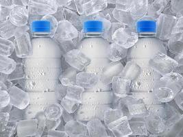 garrafa de água no fundo de cubos de gelo foto