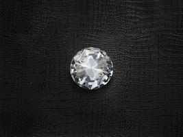 diamante em um fundo de couro preto foto