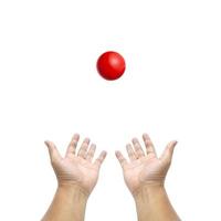 mão segurando uma bola de sinuca no fundo branco foto