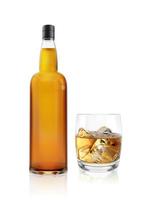 copo de uísque realista e garrafa. maquete de garrafas de bebida alcoólica tradicional. conhaque, garrafas de bebidas marrons escocesas. renderização 3D foto
