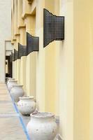 linha de vasos de cerâmica na rua, dubai foto