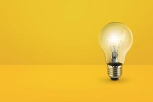 lâmpadas em fundo amarelo brilhante em cores pastel conceito simples idéias brilhantes idéias lâmpadas isoladas foto