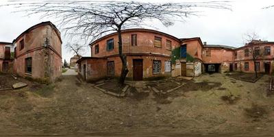 panorama no antigo pátio com casas com paredes vermelhas. panorama completo de 360 graus em projeção esférica equidistante equirretangular, skybox para conteúdo vr foto