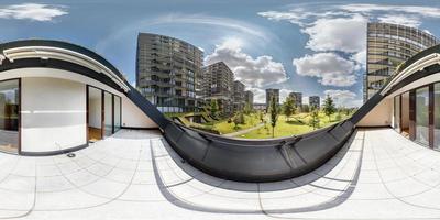 panorama 360 completo em projeção esférica equirretangular, skybox para conteúdo vr 3d. vista da varanda do complexo residencial de elite em dia ensolarado foto