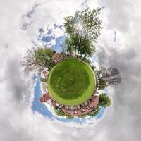 pequeno planeta. vista aérea esférica em um campo em lindo dia com belas nuvens foto