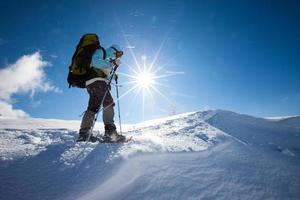 alpinista nas montanhas de inverno foto