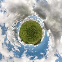 pequeno planeta. vista esférica em um campo em lindo dia com nuvens agradáveis foto