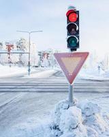 semáforo vermelho no inverno foto