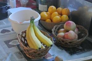 bananas em uma cesta de madeira foto