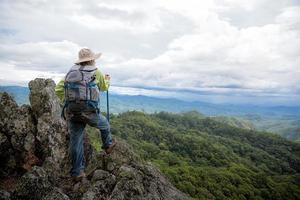 jovem alpinista com mochila foto