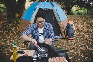 homem em férias de acampamento foto