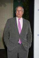 los angeles, 14 de outubro - chevy chase chegando à gala da década de diferença da fundação clinton no hollywood palladium em 14 de outubro de 2011 em los angelees, ca foto