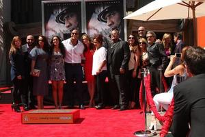 los angeles, 19 de maio - dwayne johnson, família, amigos na cerimônia de impressão das mãos e pés de dwayne johnson no tcl chinese theatre em 19 de maio de 2015 em los angeles, ca foto