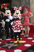 los angeles 22 de janeiro - mickey mouse, katy perry, minnie mouse na cerimônia minnie mouse star na calçada da fama de hollywood em 22 de janeiro de 2018 em hollywood, ca foto