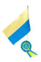 Bandeira da Ucrânia e selar com fita azul, amarela foto