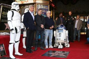 los angeles - 8 de março harrison ford, mark hamill, george lucas na cerimônia da estrela mark hamill na calçada da fama de hollywood em 8 de março de 2018 em los angeles, ca foto