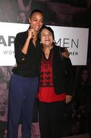 2 de novembro de los angeles - zoe saldana, dolores huerta no power women cúpula sexta-feira no intercontinental los angeles em 2 de novembro de 2018 em los angeles, ca foto