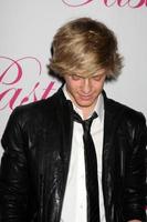 los angeles, 19 de janeiro - cody simpson chega à festa de 14 anos de cody simpsons no pacific park em santa monica pier em 19 de janeiro de 2011 em santa monica, ca foto