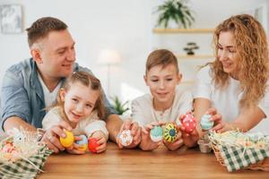 pai, mãe, filho e filha. família feliz comemorando as férias da páscoa juntos foto