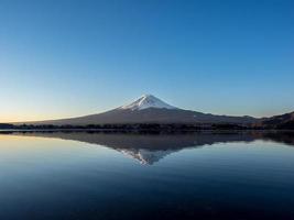 Monte Fuji reflete no lago Kawaguchi foto