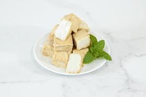 tofu de peixe na chapa branca foto