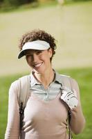 itália, kastelruth, mulher, em, campo golfe sorrindo foto