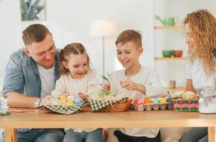 família feliz comemorando as férias da páscoa juntos foto