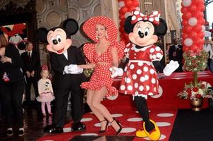 los angeles 22 de janeiro - mickey mouse, katy perry, minnie mouse na cerimônia minnie mouse star na calçada da fama de hollywood em 22 de janeiro de 2018 em hollywood, ca foto